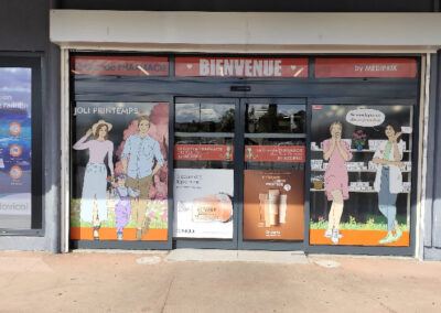 Habillage vitrine et porte – Grande Pharmacie des Trois Grâces à Roanne