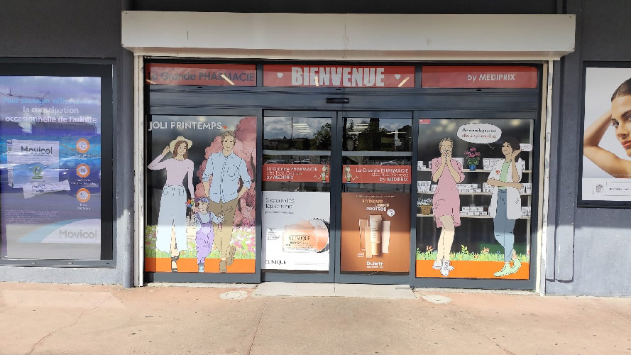 Habillage vitrine et porte – Grande Pharmacie des Trois Grâces à Roanne
